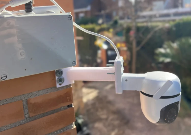 UCHWYT NAROŻNIKOWY  DO KAMER TP-LINK TAPO C500.jpg