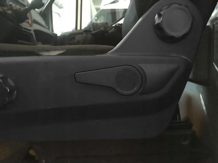 RACZKA-UCHWYT-REGULACJI-FOTELA-IVECO-DAILY-14-ZASLEPKA-STRONA-KIEROWCY-Typ-samochodu-Samochody-ciezarowe.jpg